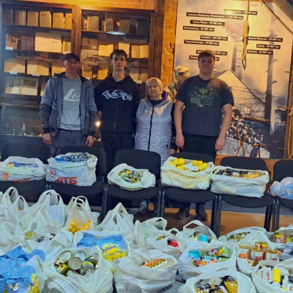 Svitlana Pidubbna mit freiwilligen Helfern bei der Verteilung der Lebensmittelpakete im Oktober 2023 